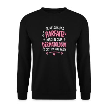 Dermatologe: Nicht perfekt, aber vorteilhaft - Unisex Pullover - Schwarz - Vorne - Alina (178cm) & Michal (187cm)