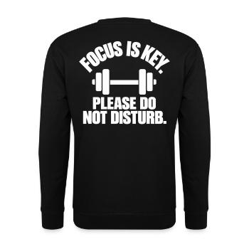 Minimalist "Focus Is Key" Gym & Fitness –Statement - Unisex Pullover - Schwarz - Hinten - Michal (187cm)