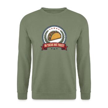 In Tacos, dem wir vertrauen, T-Shirt – lustiges Taco-Liebhaber-Shirt - Unisex Pullover - Armeegrün - Vorne - Alina (178cm) & Michal (187cm)