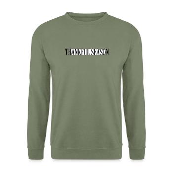 Thankful Season T-Shirt — Minimalistisches Thanksgiving - Unisex Pullover - Armeegrün - Vorne - Alina (178cm) & Michal (187cm)