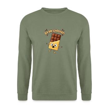 Ich bin schockiert – Lustiger Schokolade Spruch - Unisex Pullover - Armeegrün - Vorne - Alina (178cm) & Michal (187cm)