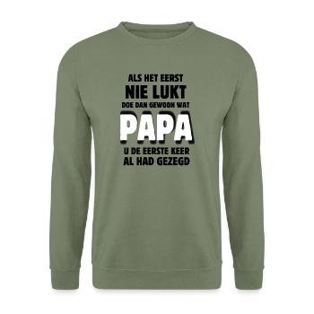 Wenn es am Anfang nicht klappt, mach das, was Papa schon getan hat - Unisex Pullover - Armeegrün - Vorne - Alina (178cm) & Michal (187cm)