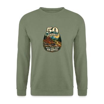 50 Jahre Bergabenteuer Gipfelpfad - Unisex Pullover - Armeegrün - Vorne - Alina (178cm) & Michal (187cm)