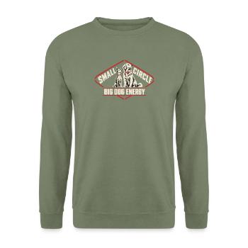Small Circle Big Dog Energy Introvertierter Hundeliebhaber - Unisex Pullover - Armeegrün - Vorne - Alina (178cm) & Michal (187cm)