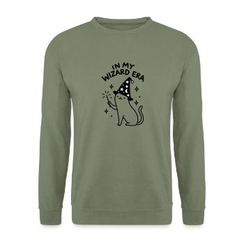 In My Wizard Era – Magische Zauberkatze - Unisex Pullover - Armeegrün - Vorne - Alina (178cm) & Michal (187cm)