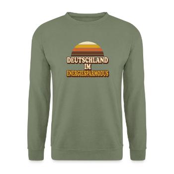 Energiesparmodus Retro Spruch Deutschland - Unisex Pullover - Armeegrün - Vorne - Alina (178cm) & Michal (187cm)