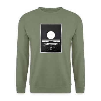 Mondbeschienene Silhouette über ruhigem Meer - Unisex Pullover - Armeegrün - Vorne - Alina (178cm) & Michal (187cm)