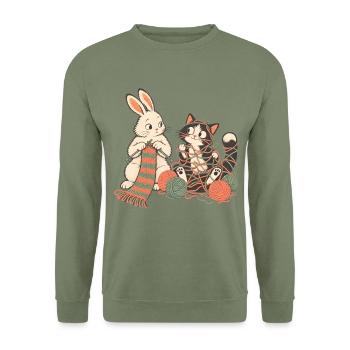 Kaninchen und Katze beim Stricken - Unisex Pullover - Armeegrün - Vorne - Alina (178cm) & Michal (187cm)