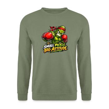 Eine kleine Gurke, ein großer Charakter! - Unisex Pullover - Armeegrün - Vorne - Alina (178cm) & Michal (187cm)