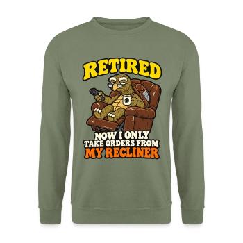 Im Ruhestand Jetzt nehme ich nur noch Befehle aus meinem Sessel entgegen - Unisex Pullover - Armeegrün - Vorne - Alina (178cm) & Michal (187cm)