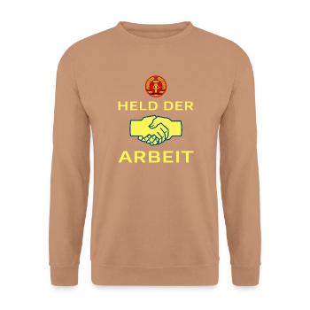 Held der Arbeit DDR Ostalgie Retro - Unisex Pullover - Mocca - Vorne - Alina (178cm) & Michal (187cm)
