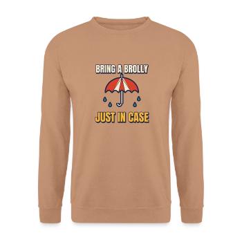 Bring einen Brolly mit, nur für den Fall. Lustiges britisches Wetter - Unisex Pullover - Mocca - Vorne - Alina (178cm) & Michal (187cm)