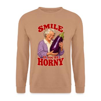Oma Aubergine Zweideutiger Spruch und Partyhumor - Unisex Pullover - Mocca - Vorne - Alina (178cm) & Michal (187cm)