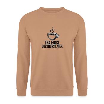 Erst Tee. Fragen später. T-Shirt — Funny Britis - Unisex Pullover - Mocca - Vorne - Alina (178cm) & Michal (187cm)