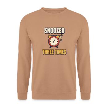 Dreimal eingeschlafen lustiger Wecker-Tee - Unisex Pullover - Mocca - Vorne - Alina (178cm) & Michal (187cm)