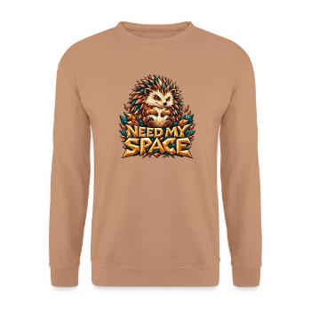 Need My Space Igel Low Poly Lustiger Spruch Shirt - Unisex Pullover - Mocca - Vorne - Alina (178cm) & Michal (187cm)