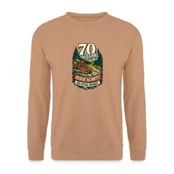 70 Jahre Jeder Schritt Freiheit - Unisex Pullover - Mocca - Vorne - Alina (178cm) & Michal (187cm)