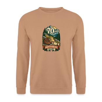 70 Jahre Abenteuerlust bleibt - Unisex Pullover - Mocca - Vorne - Alina (178cm) & Michal (187cm)