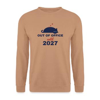 Out of Office Until 2027 – Sleeping Cat - Unisex Pullover - Mocca - Vorne - Alina (178cm) & Michal (187cm)