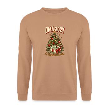 Oma 2027 Christkindl hat's verraten - Unisex Pullover - Mocca - Vorne - Alina (178cm) & Michal (187cm)