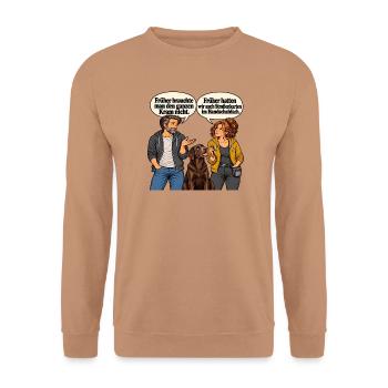Strassenkarten-Spruch_beim_Hundetraining - Unisex Pullover - Mocca - Vorne - Alina (178cm) & Michal (187cm)