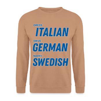 043 Kulturübergreifende Paarphrasen Tee - Unisex Pullover - Mocca - Vorne - Alina (178cm) & Michal (187cm)