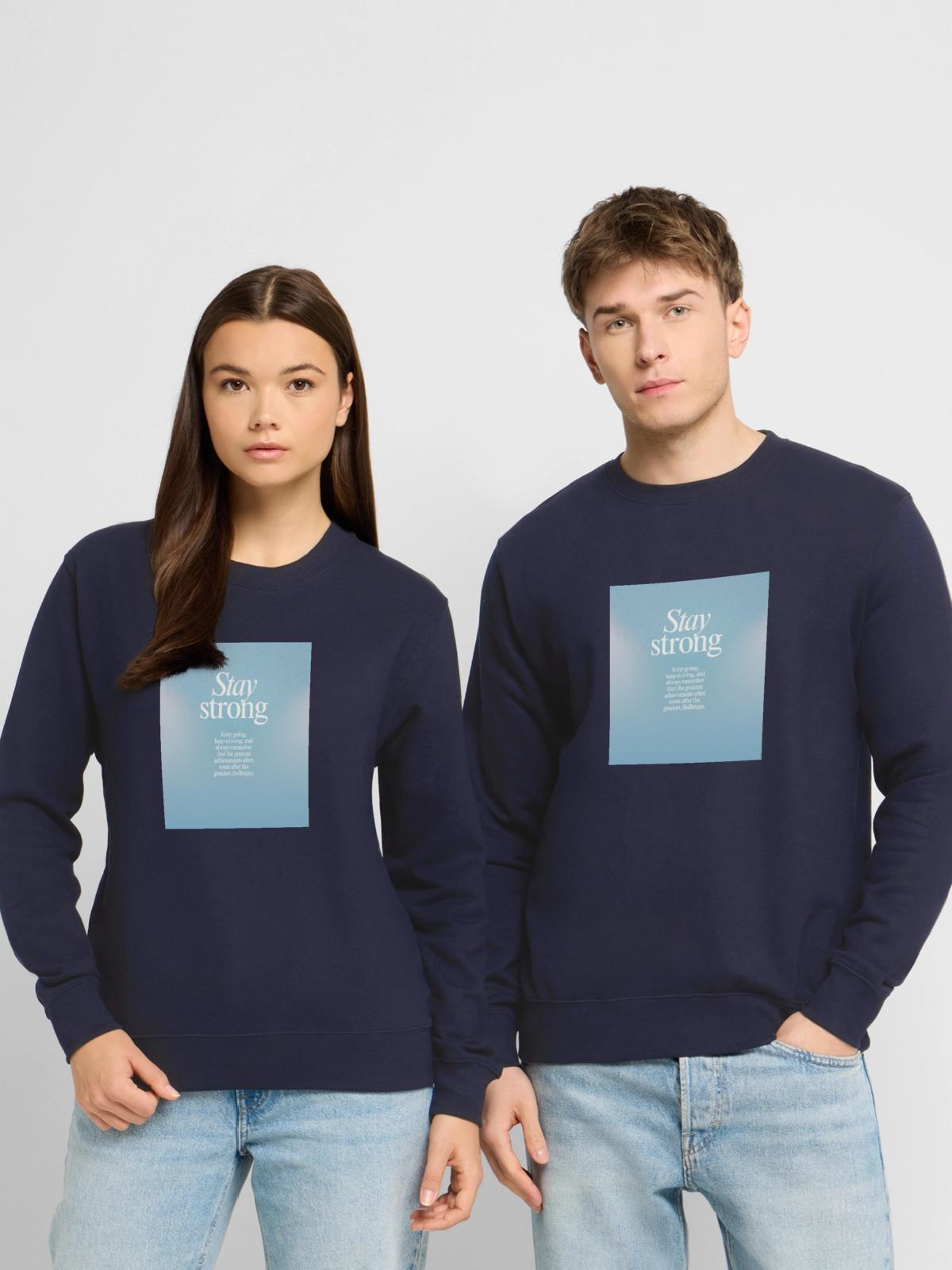 STAY STRONG - Bleib stark - Unisex Pullover - Navy - Vorne - Alina (178cm) & Michal (187cm)