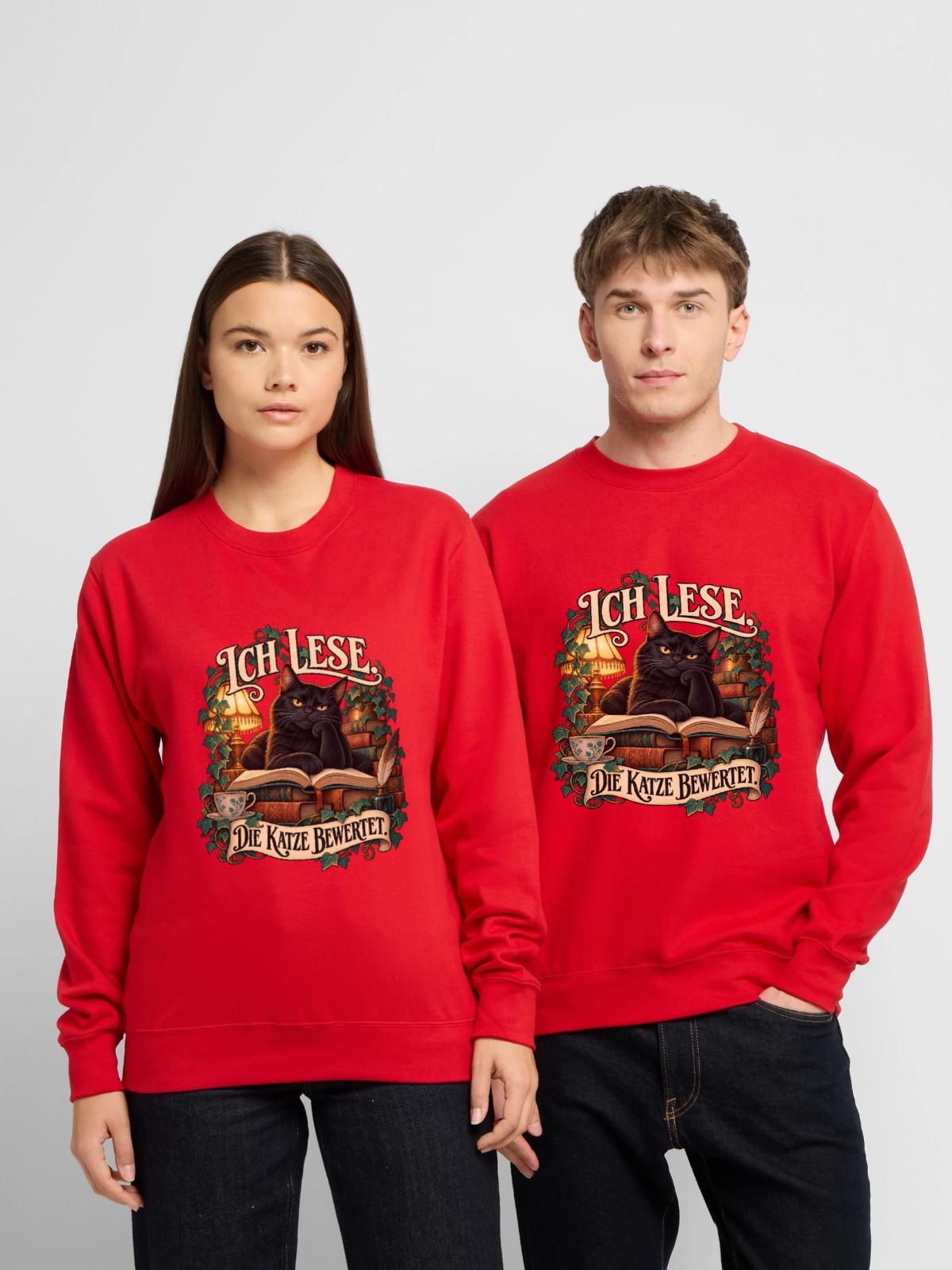 Ich lese. Die Katze bewertet. - Unisex Pullover - Rot - Vorne - Alina (178cm) & Michal (187cm)