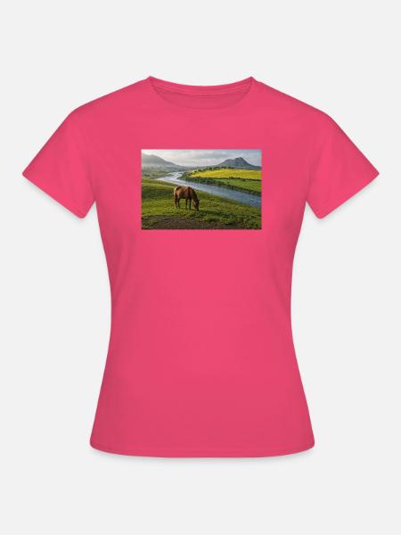 Pferdelandschaft am Fluss mit Hügeln - Frauen T-Shirt - Azalea