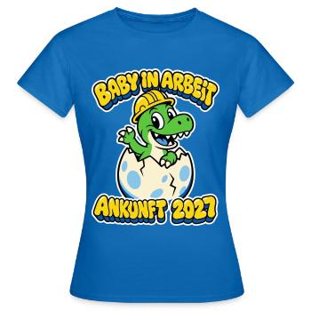 Baby in Arbeit - Ankunft 2027 Dino Junge - Frauen T-Shirt - Royalblau - Vorne - AI Model Female 172 dark (172cm)