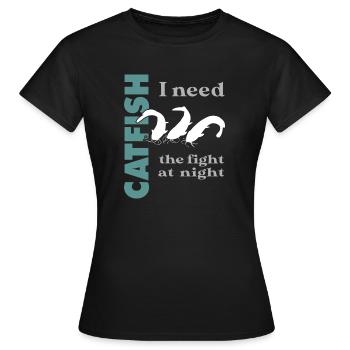 Wels fischen Kampf mit dem starken Wels - Frauen T-Shirt - Schwarz - Vorne - AI Model Female 172 dark (172cm)
