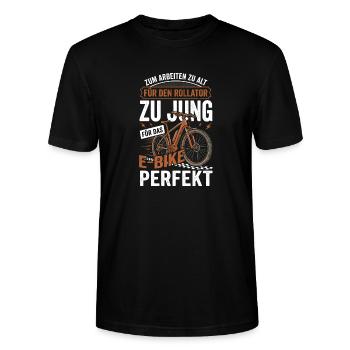 E-Bike Rentner Für Den Rollator Zu Jung Spruch - Stanley/Stella Unisex Bio-T-Shirt CRAFTER - Schwarz - Vorne - Alina (178cm) & Michal (187cm)