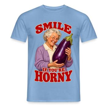 Oma Aubergine Zweideutiger Spruch und Partyhumor - Männer T-Shirt - Carolina Blue - Vorne - AI Model Male 178 light (178cm)