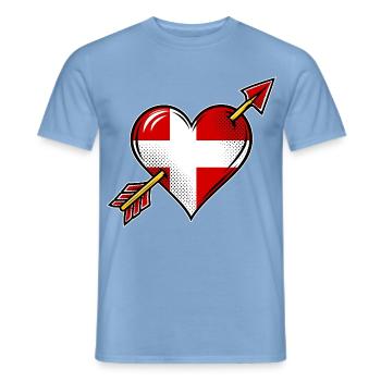 Dänemark Flagge Herz mit Pfeil - Männer T-Shirt - Carolina Blue - Vorne - AI Model Male 178 light (178cm)