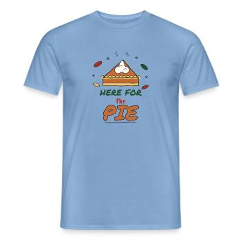 Here for the Pie – Thanksgiving Kürbiskuchen - Männer T-Shirt - Carolina Blue - Vorne - AI Model Male 178 light (178cm)