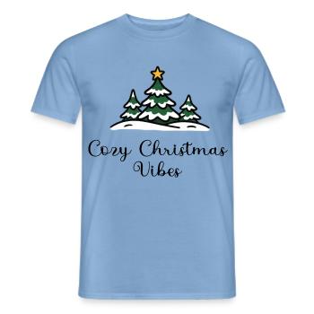 Cozy Christmas Vibes – Winterliche Weihnachtsbäume - Männer T-Shirt - Carolina Blue - Vorne - AI Model Male 178 light (178cm)