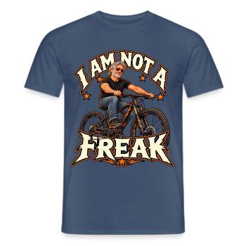 I Am Not a Freak – Bike Rebel - Männer T-Shirt - Dunkles Denimblau - Vorne - AI Model Male 178 light (178cm)