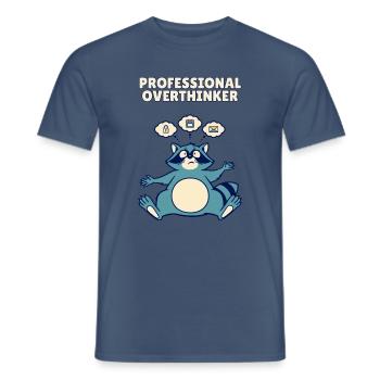 Professioneller Überdenker, lustiger Waschbär, 3 Uhr morgens - Männer T-Shirt - Dunkles Denimblau - Vorne - AI Model Male 178 light (178cm)