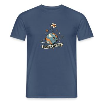 Planet mit Blume – Nichts Ernst - Männer T-Shirt - Dunkles Denimblau - Vorne - AI Model Male 178 light (178cm)