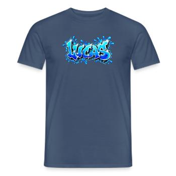 LUCAS explodiert in Neonblau! Epischer Graffiti-Name - Männer T-Shirt - Dunkles Denimblau - Vorne - AI Model Male 178 light (178cm)