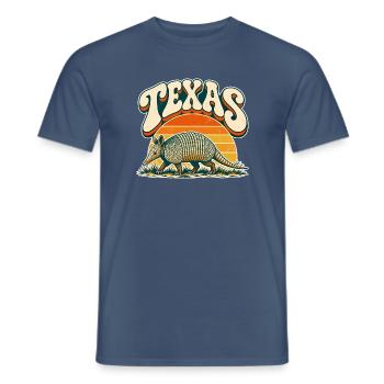 Texas Armadillo Retro Sonnenuntergang - Männer T-Shirt - Dunkles Denimblau - Vorne - AI Model Male 178 light (178cm)