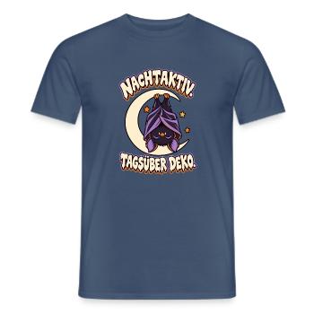 Nachtaktiv tagsüber Deko Fledermaus - Männer T-Shirt - Dunkles Denimblau - Vorne - AI Model Male 178 light (178cm)