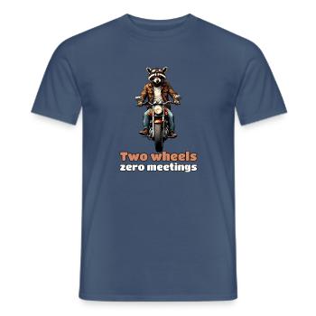 Two Wheels, Zero Meetings – Biker-Waschbär - Männer T-Shirt - Dunkles Denimblau - Vorne - AI Model Male 178 light (178cm)