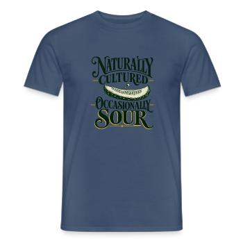 Natürlich Kultiviert – Gelegentlich Sauer - Männer T-Shirt - Dunkles Denimblau - Vorne - AI Model Male 178 light (178cm)