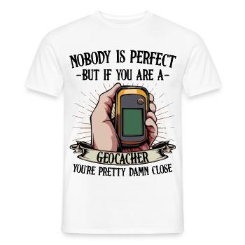Nobody Is Perfect Geocaching Geocacher Geschenk - Männer T-Shirt - Weiß - Vorne - AI Model Male 178 dark (178cm)