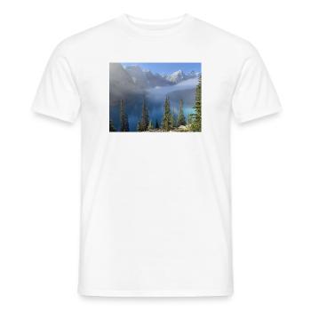 Bergsee im Nebelwald - Männer T-Shirt - Weiß - Vorne - AI Model Male 178 dark (178cm)