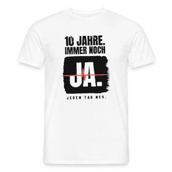 10 Jahre – immer noch Ja - Männer T-Shirt - Weiß - Vorne - AI Model Male 178 dark (178cm)