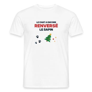 Die Katze hat wieder den Baum umgestoßen – Weihnachtshumor - Männer T-Shirt - Weiß - Vorne - AI Model Male 178 dark (178cm)