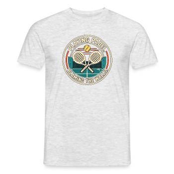 Padel spielen – Die Mauern beschuldigen | Lustiger Vintage-Stil - Männer T-Shirt - Grau meliert - Vorne - AI Model Male 178 dark (178cm)