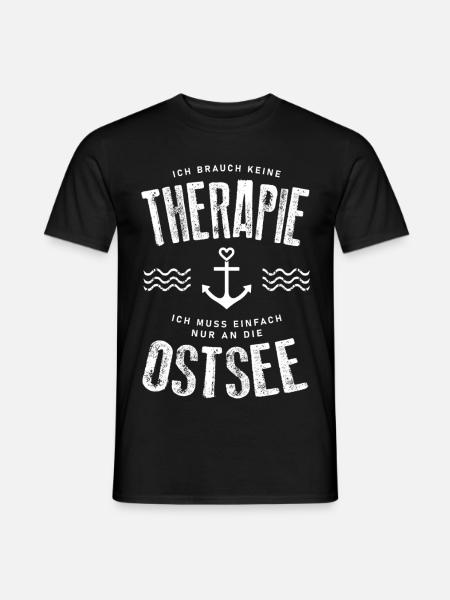 Ich brauch keine Therapie ich muss an die Ostsee - Männer T-Shirt - Schwarz